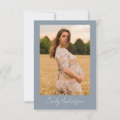 Dusty Blue Foto Wildblume Baby in Blütendusche Einladung (Rückseite)