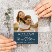 Dusty Blue Fun Script Moderne Foto Wedding Rettete Ankündigungspostkarte