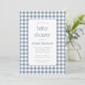 Dusty Blue Gingham Karo Baby Shower Einladung (Stehend Vorderseite)