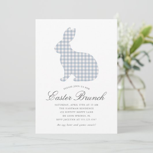 Dusty Blue Gingham Rabbit Oaster Brunch Einladung (Stehend Vorderseite)