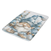 Dusty Blue Gnome und Weihnachtsbäume Badematte (Schrägansicht)