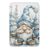 Dusty Blue Gnome und Weihnachtsbäume Badematte (Vorderseite Vertikal)