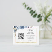 Dusty Blue Gold Frame Floral QR Code Wedding RSVP Begleitkarte (Stehend Vorderseite)