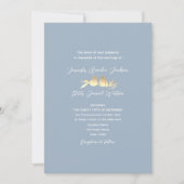 Dusty Blue Gold Lovebirds Wedding Einladung (Vorderseite)