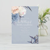 Dusty Blue Gray & Peach Floral Wedding Einladung (Stehend Vorderseite)