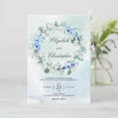 Dusty Blue Green Eucalyptus Wreath Rustic Wedding Einladung (Stehend Vorderseite)