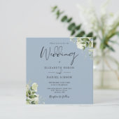 Dusty Blue Greenerity Blätter Monogram Square Wedd Einladung (Stehend Vorderseite)