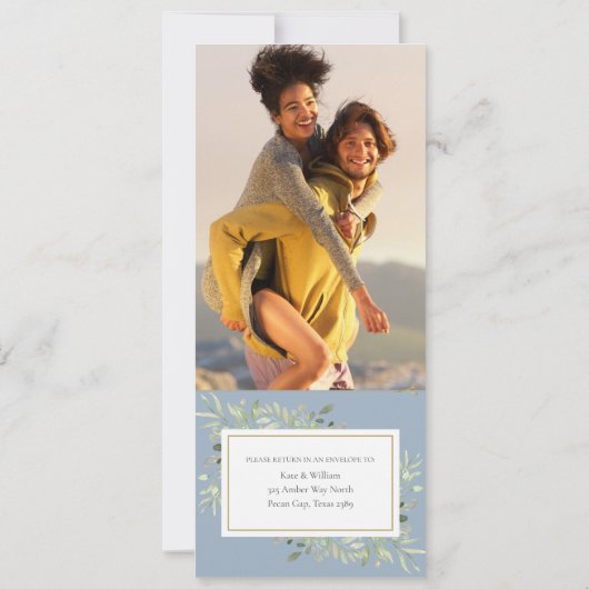 Dusty Blue Greenery alles in einem Foto Hochzeitsi Einladung (Rückseite)