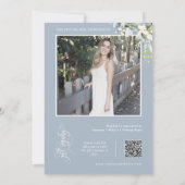 Dusty Blue Greenery Brautparty QR Code Foto Einladung (Rückseite)