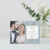 Dusty Blue Greenery Elopement Foto Wedding Ankündigungspostkarte (Stehend Vorderseite)