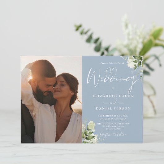 Dusty Blue Greenery Floral QR Code Foto Wedding Einladung (Stehend Vorderseite)