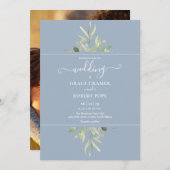 Dusty Blue Greenery Foto Gold Script Wedding Einladung (Vorne/Hinten)