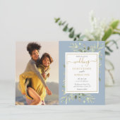 Dusty Blue Greenery Foto Gold Script Wedding Einladung (Stehend Vorderseite)