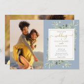 Dusty Blue Greenery Foto Gold Script Wedding Einladung (Vorne/Hinten)