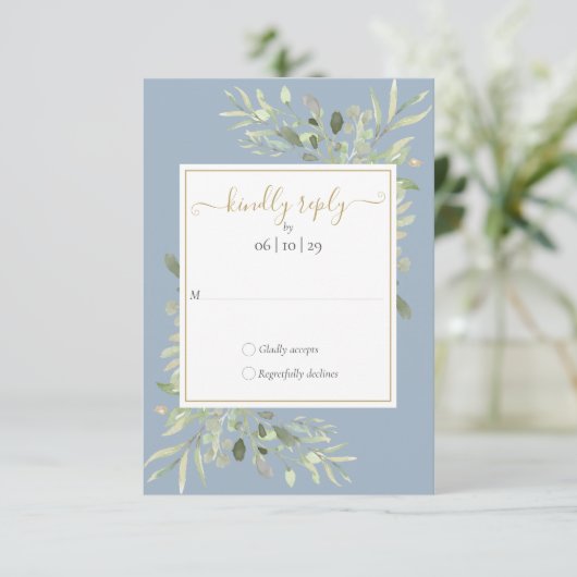 Dusty Blue Greenery Gold Geometric Script Wedding RSVP Karte (Stehend Vorderseite)