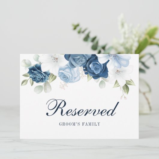 Dusty Blue Greenery Groom's Family Reserved Sign Einladung (Stehend Vorderseite)
