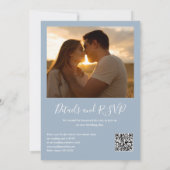 Dusty Blue Greenery Lights QR Code Foto Wedding Einladung (Rückseite)