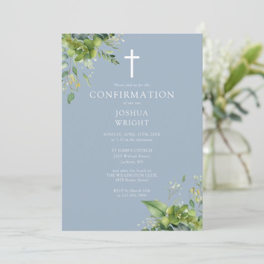 Dusty Blue Greenery Monogram Confirmation Einladung (Stehend Vorderseite)