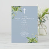 Dusty Blue Greenery Monogram First Holy Communion Einladung (Stehend Vorderseite)