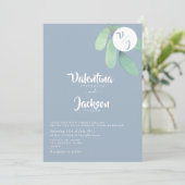 Dusty Blue Greenery Monogram Wedding Einladung (Stehend Vorderseite)