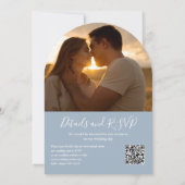Dusty Blue Greenery QR Code Foto Arch Wedding Einladung (Rückseite)