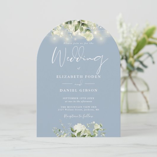 Dusty Blue Greenery QR Code Foto Arch Wedding Einladung (Stehend Vorderseite)