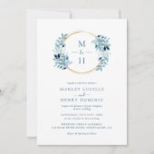 Dusty Blue Greenery Wreath Monogram Wedding Einladung (Vorderseite)