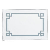 Dusty Blue griechischer Schlüsselgrenzstandard Kissenbezug (Vorderseite-Rechts)