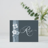 Dusty Blue Hand Drawn Floral Botanical RSVP Postkarte (Stehend Vorderseite)