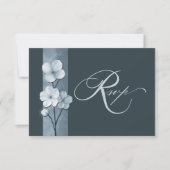 Dusty Blue Hand Drawn Floral QR Code RSVP Karte (Vorderseite)