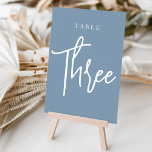 Dusty Blue Hand Scripted Table DREI Tischnummer<br><div class="desc">Einfache und schicke Tischnummer-Karten in Dusty Blue und Weiß machen eine elegante Aussage bei Ihrer Hochzeit oder Veranstaltung. Das Design bietet "table [number]" in einem spannenden Mix aus klassischen Serifen und handgeschriebenen Skripten. Design wiederholt sich auf beiden Seiten. Einzelne nummerierte Karten werden separat verkauft; bestellen Sie jede Tischnummer einzeln aus...</div>