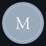 Dusty Blue | Hochzeitsmonogramm Runder Aufkleber<br><div class="desc">Dieser einfache und elegante Hochzeitsaufkleber zeichnet sich durch einen trendigen,  staubigen blauen Hintergrund aus,  der mit einem modernen weißen Text und einem passenden weißen Rundrahmen versehen ist. Es ist so gestaltet,  dass es sich perfekt mit unserer "subtilen Aquarellfarben-Rose" Hochzeitskollektion abstimmt.</div>