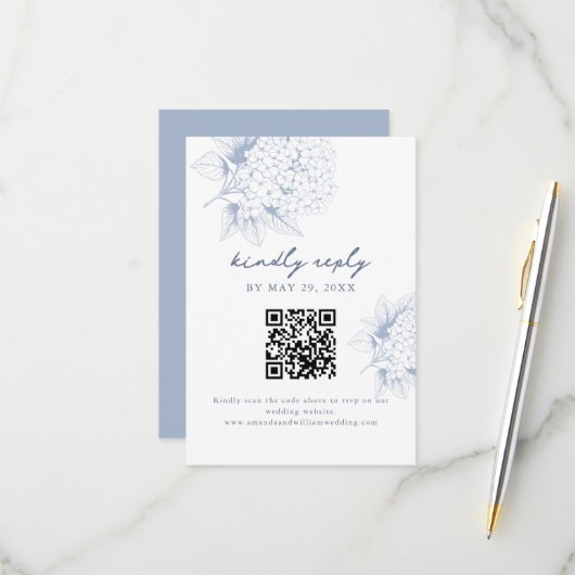 Dusty Blue Hydrangea QR Code RSVP Card Karte (Vorderseite/Rückseite Beispiel)