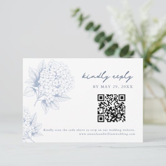 Dusty Blue Hydrangea QR Code RSVP Card Karte (Stehend Vorderseite)