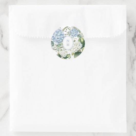 Dusty Blue Hydrangea Wedding Monogram Runder Aufkleber (Tasche)