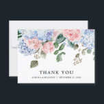 Dusty Blue Hydrangeas Rose Hochzeitstag Dankeskarte<br><div class="desc">Moderne Hochzeitstag Dankeschön-Karte mit hellblauen / staubblauen Hydrangeas mit pastellrosa , rot, pfirsichfarben , weiße Rosen, Bäuche, Salbei Eukalyptus-Blätter, Äste und Blattwerk. Sanfte und verträumte romantische Farbtöne Frühjahr Wasserfarben Blumen Designs zu Ihrem Thema Hochzeit. Weitere passende Designs und Variationen finden Sie in meinem "Blitzweddingpaperie" Shop. Und zögern Sie nicht, mich...</div>
