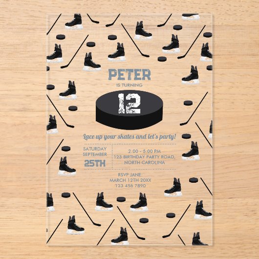 Dusty Blue Ice Hockey Stick, Skate Puck Birthday Acryleinladungen (Vorderseite)