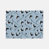 Dusty Blue Ice Hockey Stick, Skate & Puck Pattern Fleecedecke (Vorderseite (Horizontal))
