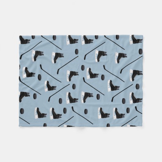 Dusty Blue Ice Hockey Stick, Skate & Puck Pattern Fleecedecke (Vorderseite (Horizontal))