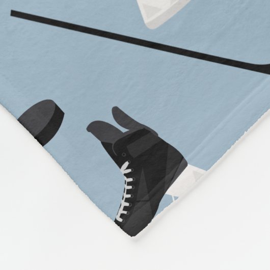 Dusty Blue Ice Hockey Stick, Skate & Puck Pattern Fleecedecke (Ecke)