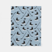 Dusty Blue Ice Hockey Stick, Skate & Puck Pattern Fleecedecke (Vorderseite)