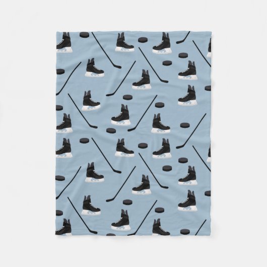 Dusty Blue Ice Hockey Stick, Skate & Puck Pattern Fleecedecke (Vorderseite)