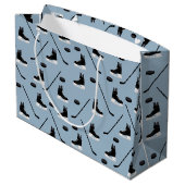 Dusty Blue Ice Hockey Stick, Skate & Puck Pattern Große Geschenktüte (Rückseite Schrägansicht)