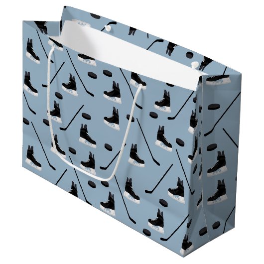 Dusty Blue Ice Hockey Stick, Skate & Puck Pattern Große Geschenktüte (Vorderseite Schrägansicht)