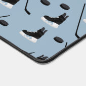 Dusty Blue Ice Hockey Stick, Skate & Puck Pattern Schreibtischunterlage (Ecke)