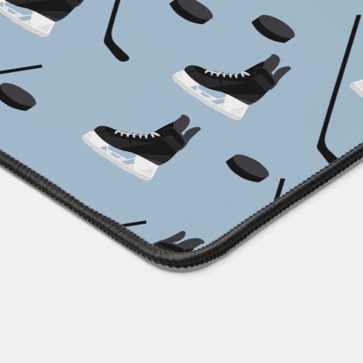 Dusty Blue Ice Hockey Stick, Skate & Puck Pattern Schreibtischunterlage (Ecke)