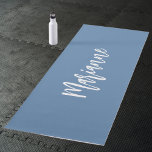 Dusty-Blue-individuelle Name-Skript Yogamatte<br><div class="desc">Dusty blauer Hintergrund. Personalisieren Sie Ihren Namen und fügen Sie ihn hinzu. Weißes handgeschriebenes Stilskript. Zurück: kein Design.</div>