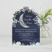 Dusty Blue Ivory Blumenmoon Navy Arch Baby Shower Einladung (Stehend Vorderseite)