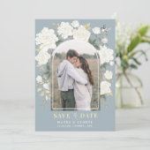 Dusty Blue Ivory Chinoiserie Save the Date Einladung (Stehend Vorderseite)