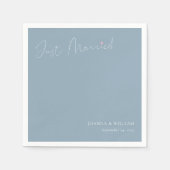 Dusty Blue Just Married Wedding Napkins mit Namen Serviette (Vorderseite)